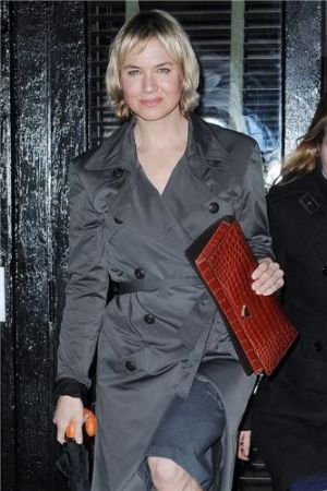 Рене Зеллвегер c сумочкой